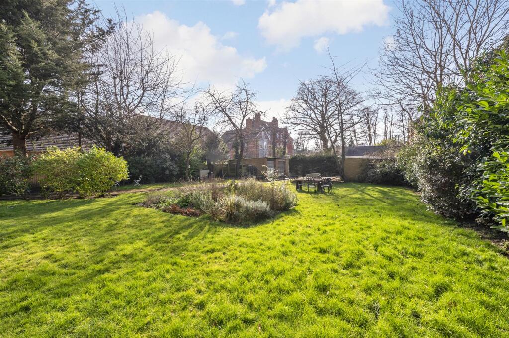 LINGFIELD ROAD 27,4.jpg