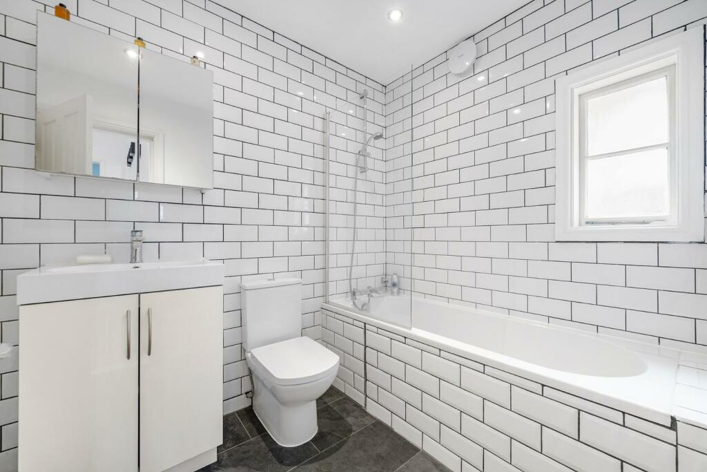 Bathroom (2).jpg