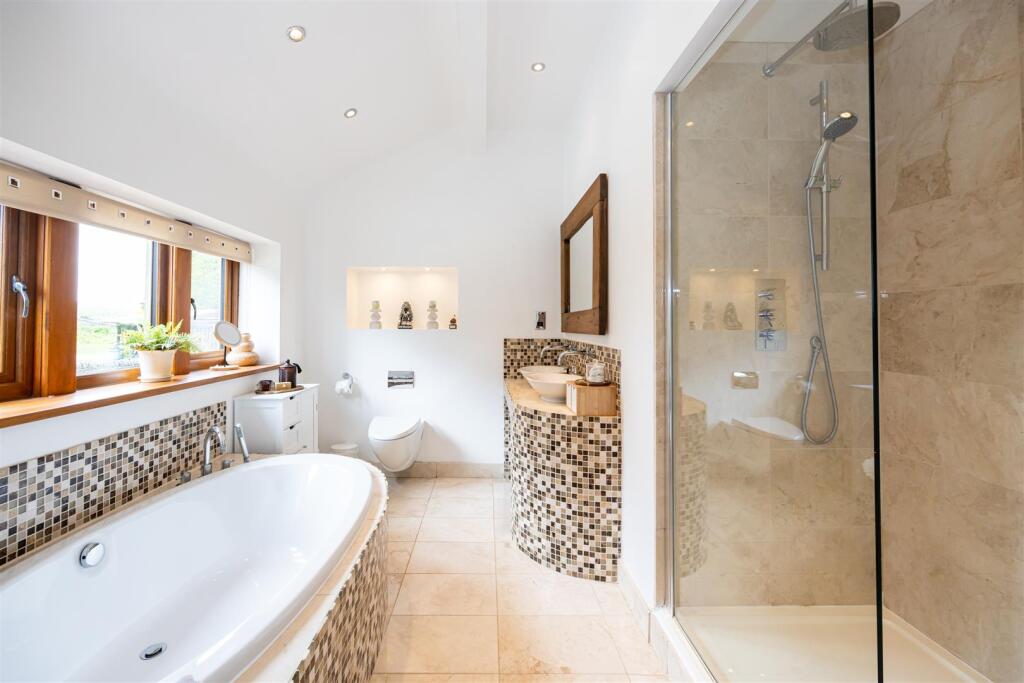 Master En Suite Bathroom