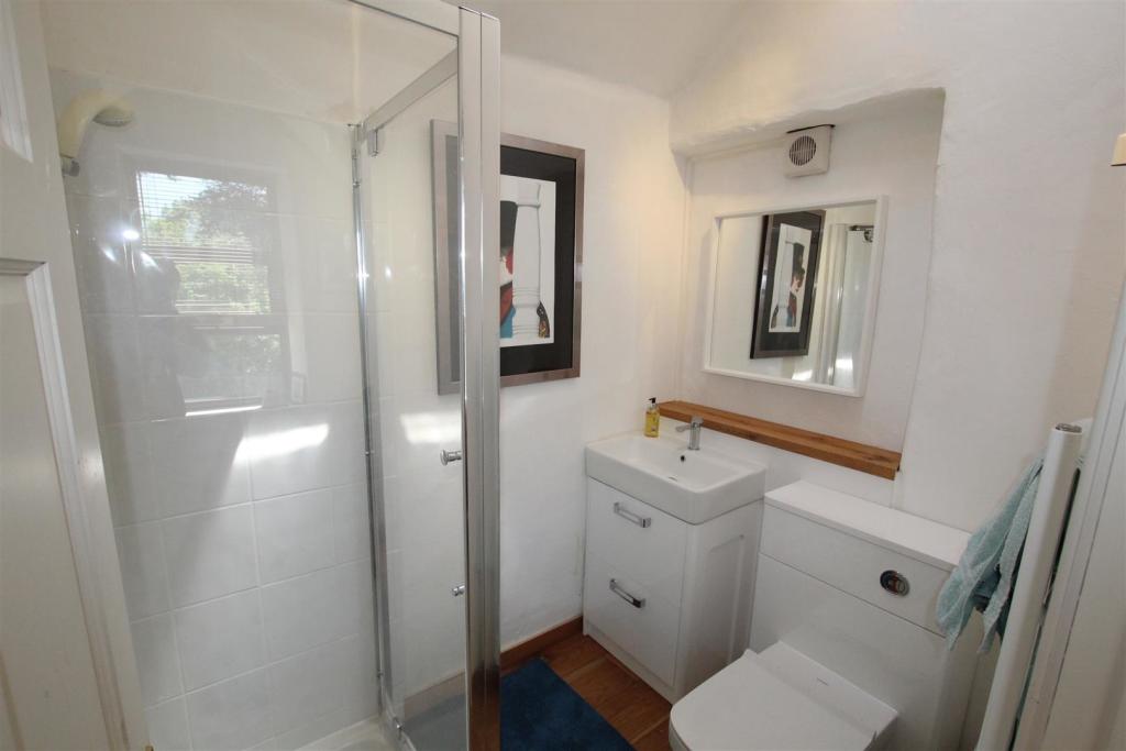 bed 4 ensuite.JPG