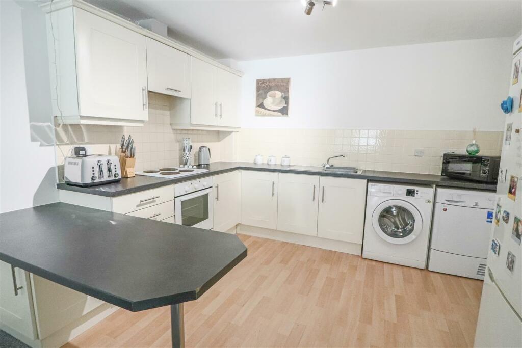 OPEN PLAN LOUNGE/DINING/KITCHEN AREA