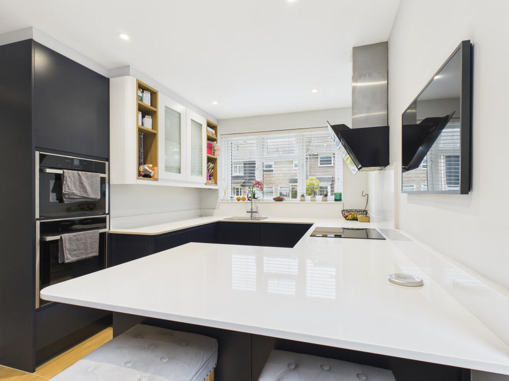 CAM01984G0-PR0527-STILL010