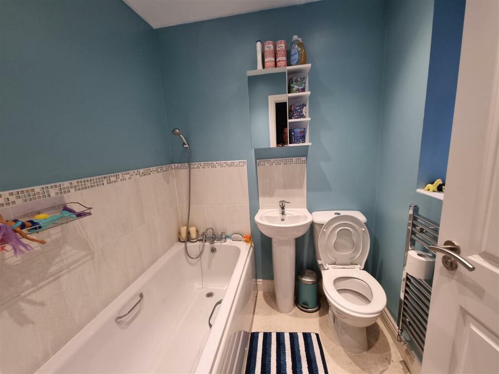 Main Bathroom.jpg