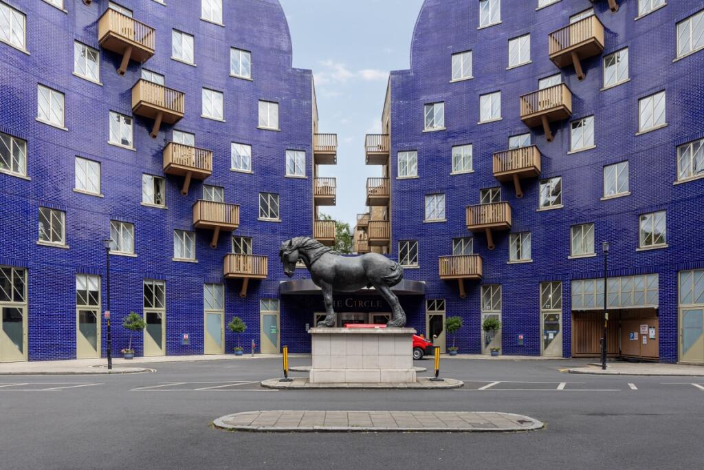 The Circle F259 (...