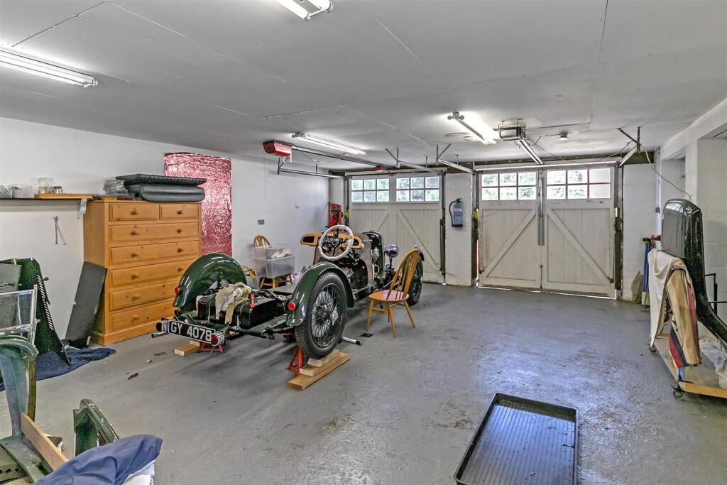 DEATACHED GARAGE
