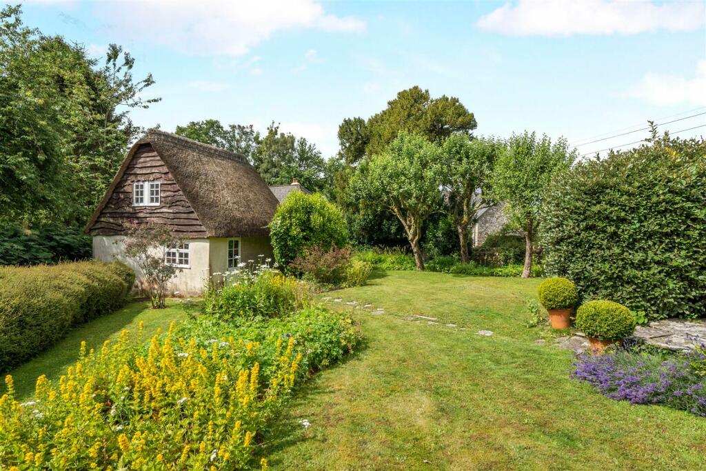 Garden and Double Garage / Studio