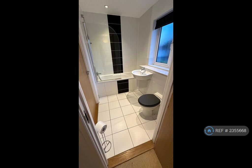 Bedroom 2 En-Suite/Family Bathroom