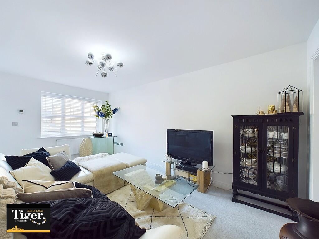 CAM02176G0-PR0452...