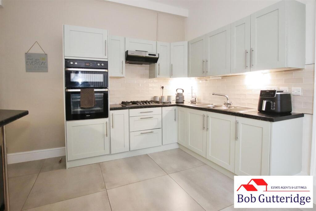 OPEN PLAN FITTED KITCHEN/DINING ROOM