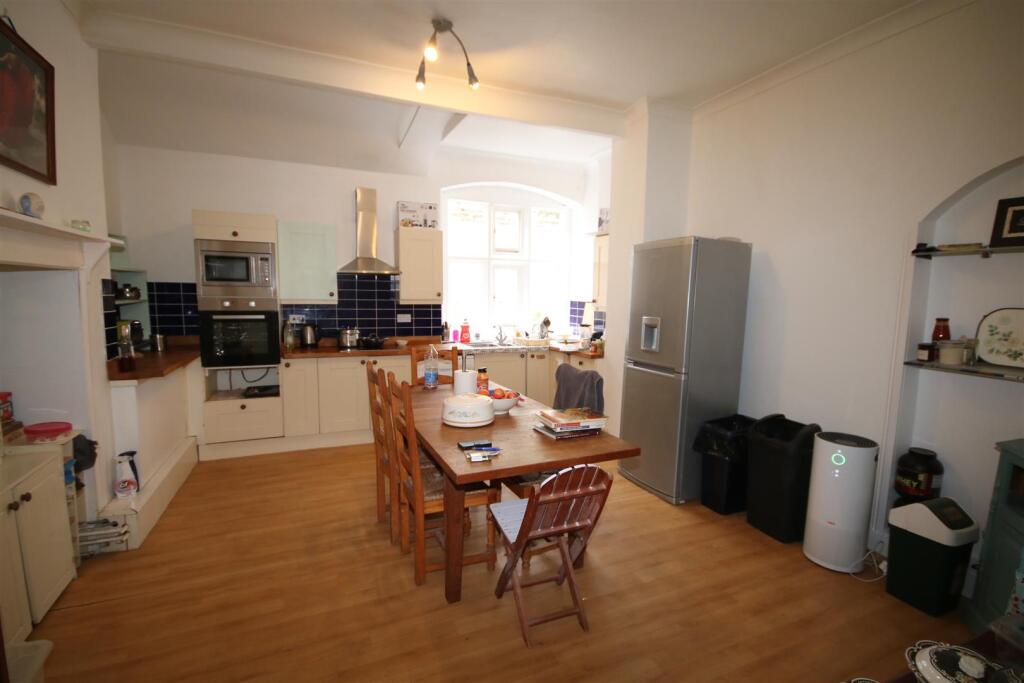 Kitchen a.JPG