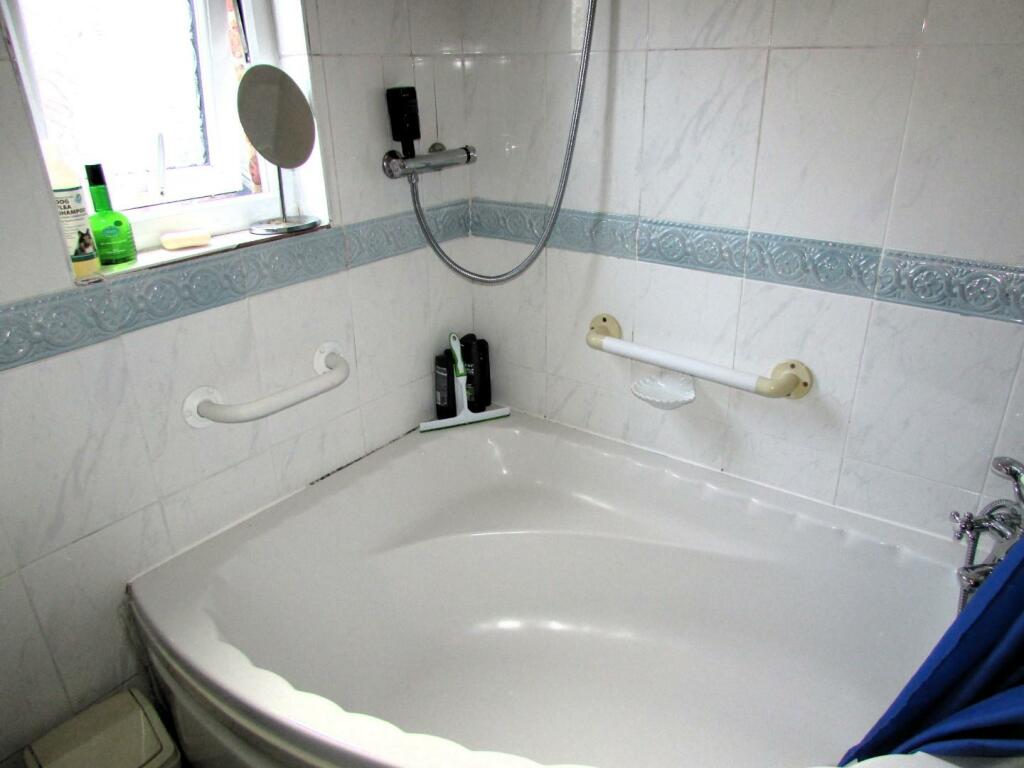 Deanway6bath2.JPG