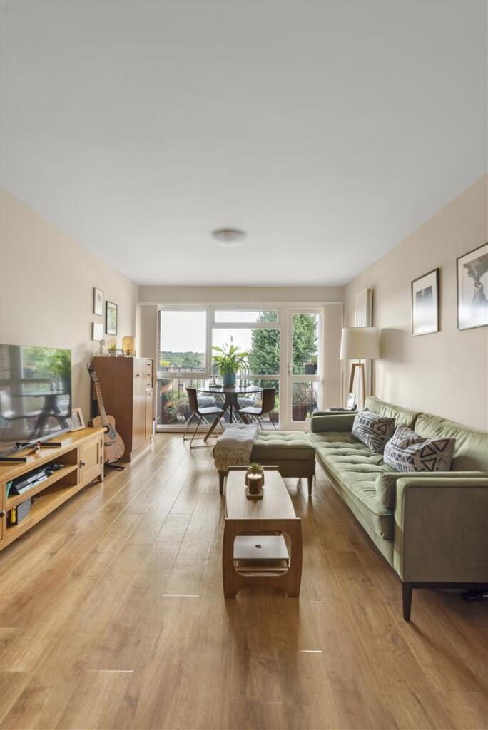 Castle Avenue, E4