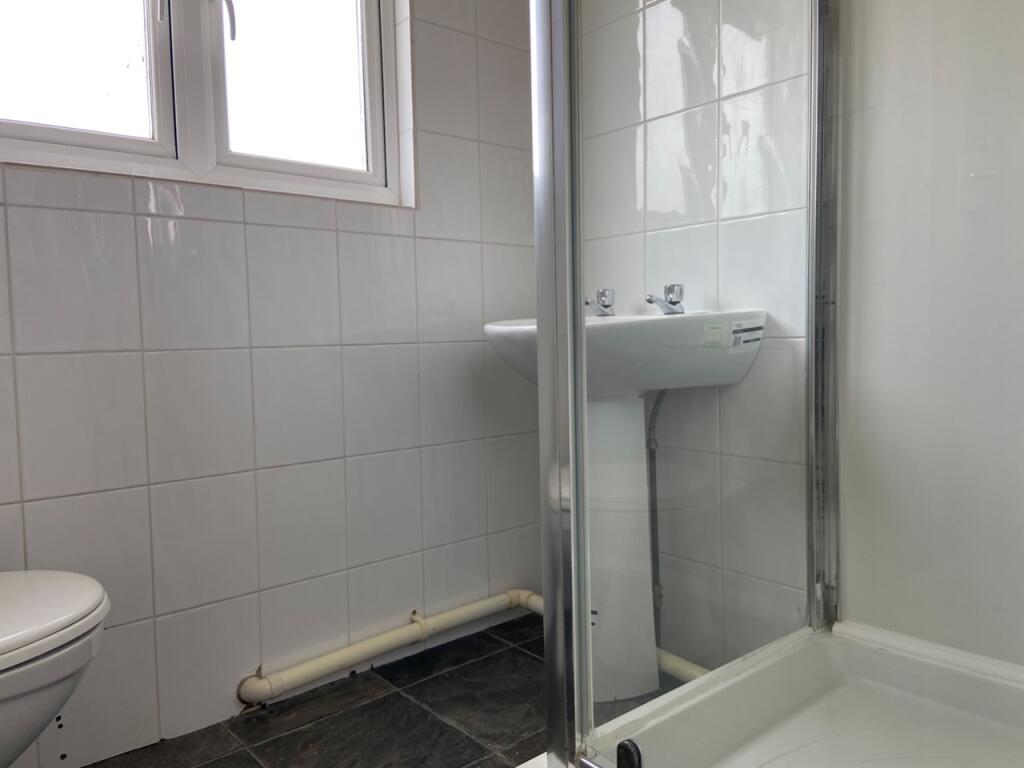 27 De Montford Road Bathroom (2)