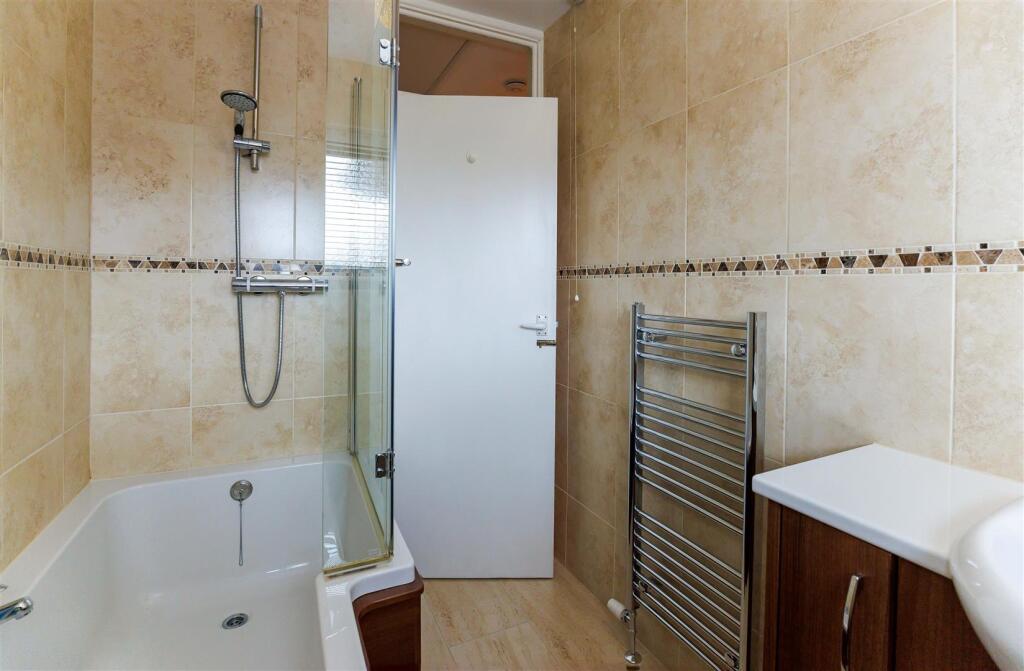 Bathroom 1 SAPL9550.jpg