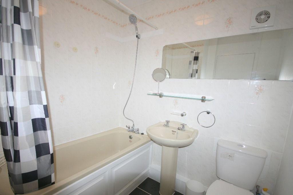 Double room for rent, let in 4 bedroom share house