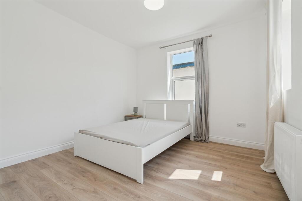 240b Merton Road, Wimbledon bedroom 1.jpg
