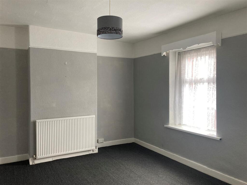 8 Phyllis Street - bedroom one.jpg