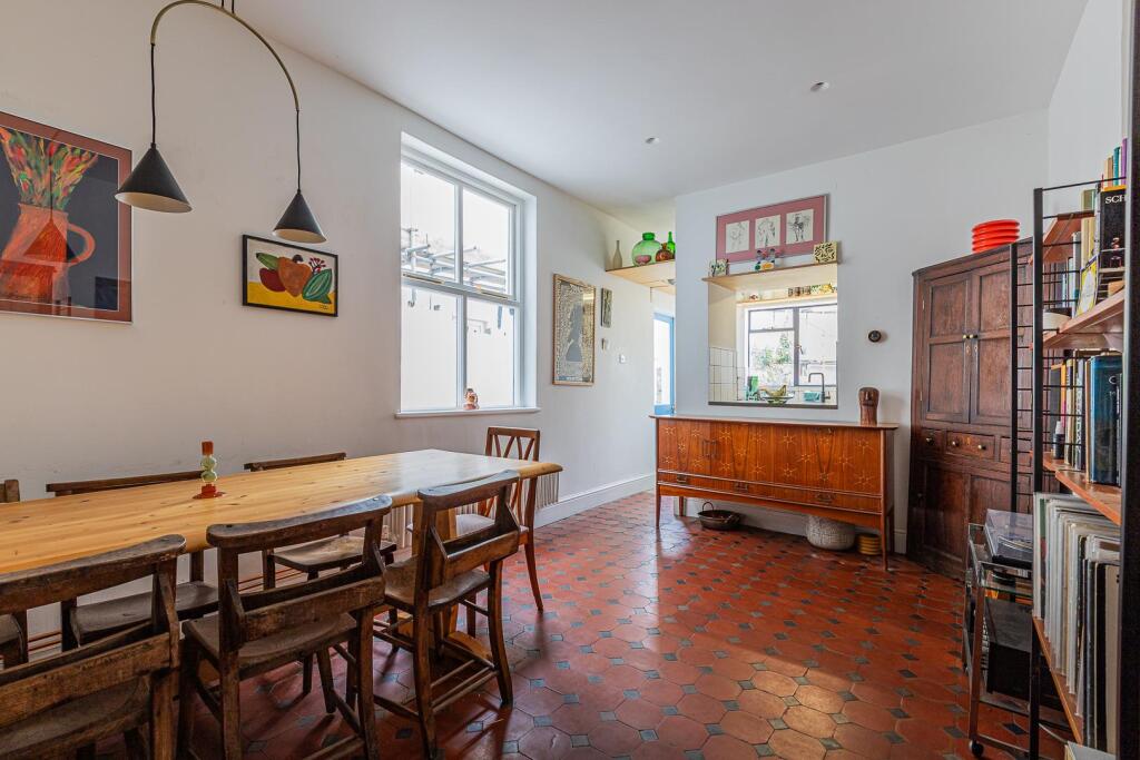 Mackintosh Place 214-14.jpg