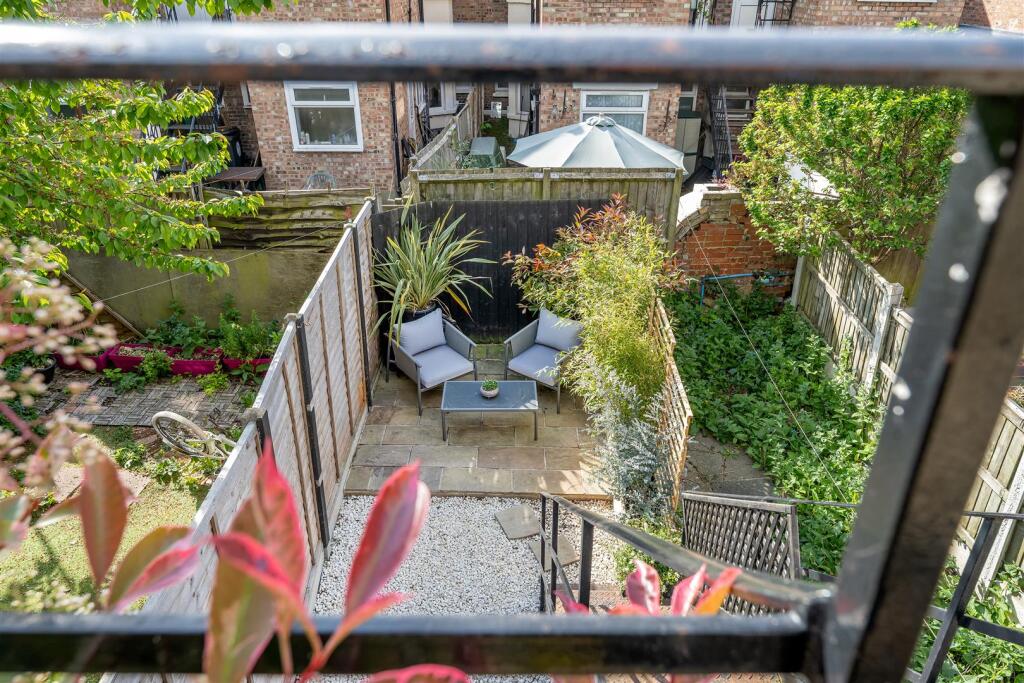 Park Grove Road, E11