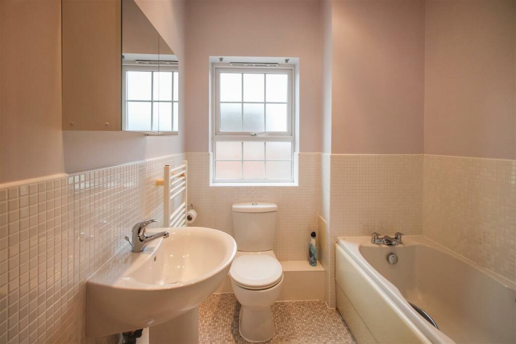 HOUSE BATHROOM / W.C.