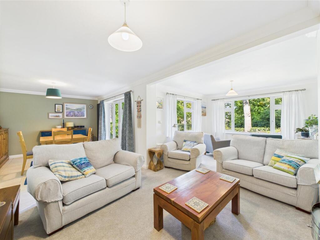 Open Plan Lounge/Dining Area