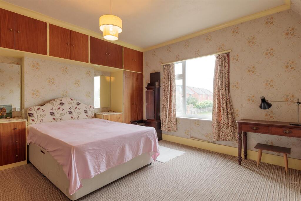 Bedroom 1.jpg