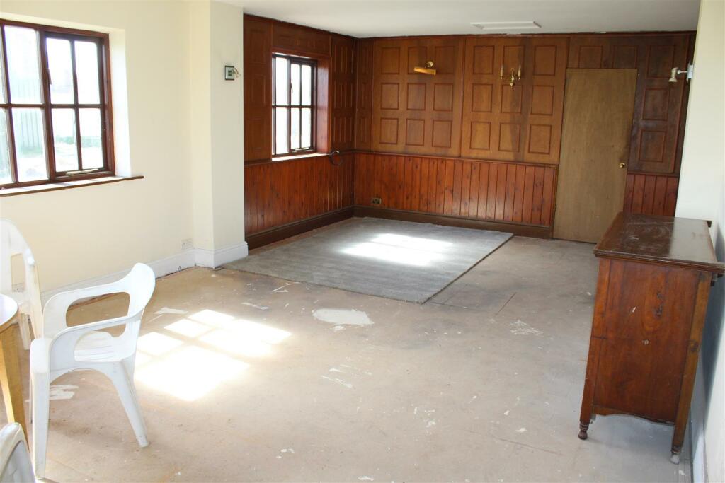 OFFICE / GAMES ROOM