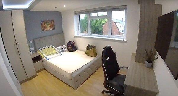 Bright, modern double bedroom with a comfortabl...
