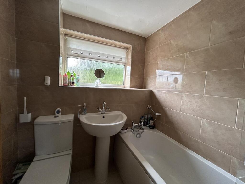 WILLMORE GROVE 82 BATHROOM.jpg