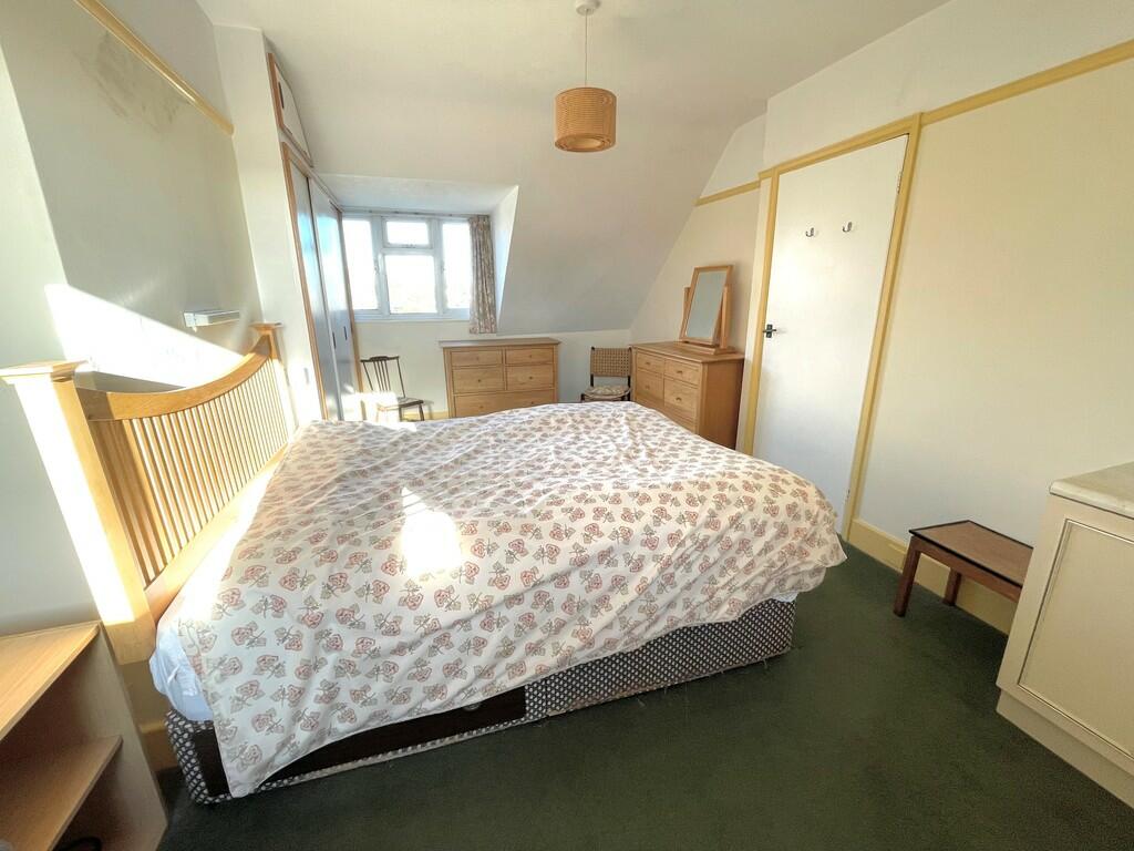 29 Knightscroft A...