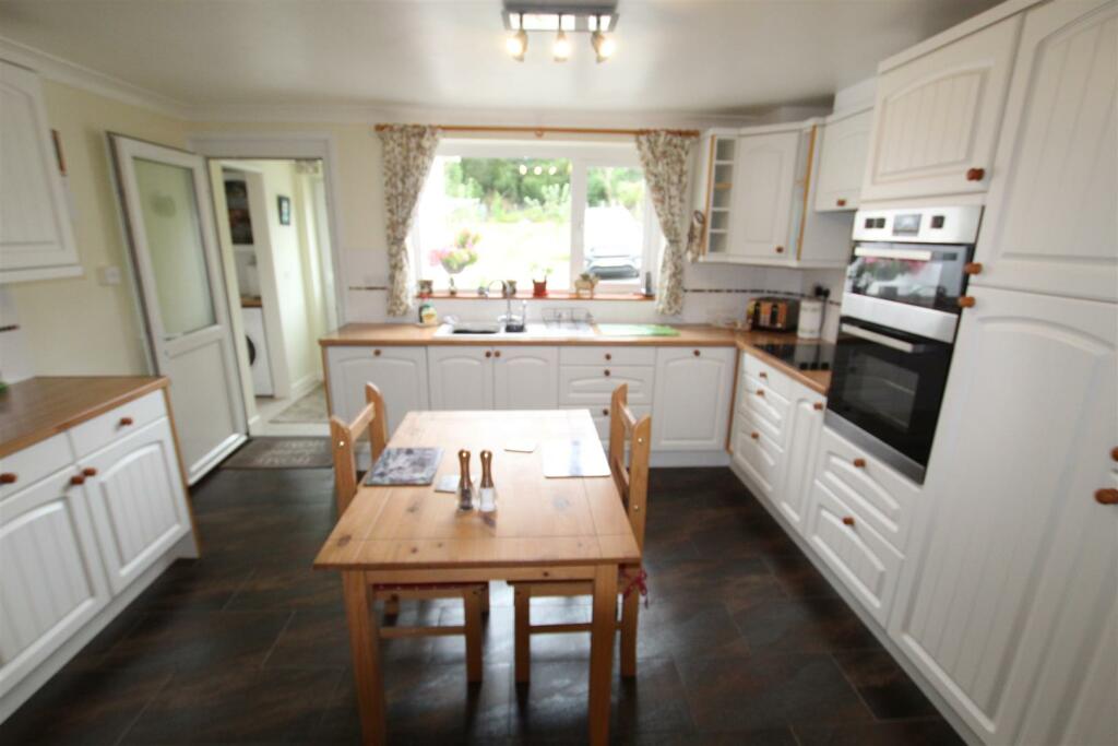 SPACIOUS KITCHEN