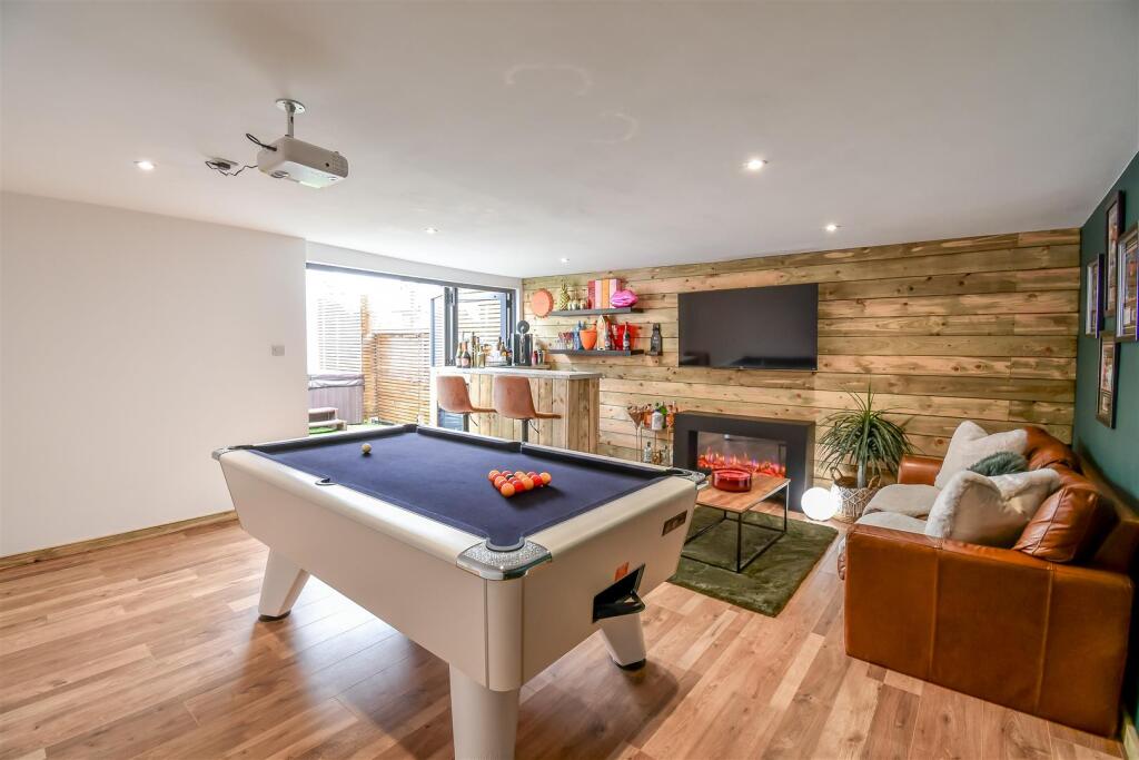 BAR &amp; GAMES ROOM