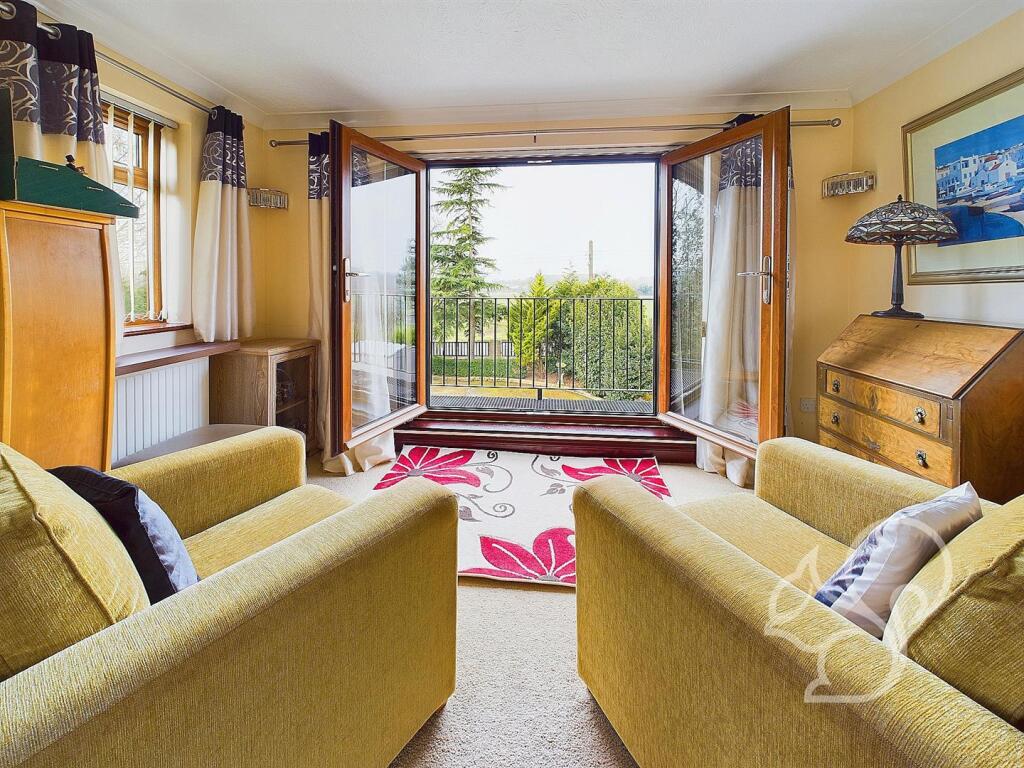 Lounge &amp; Balcony to the Front