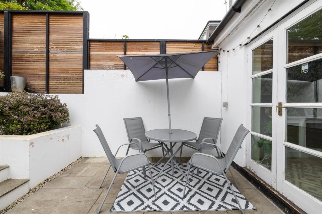St. Albans Crescent, IG8