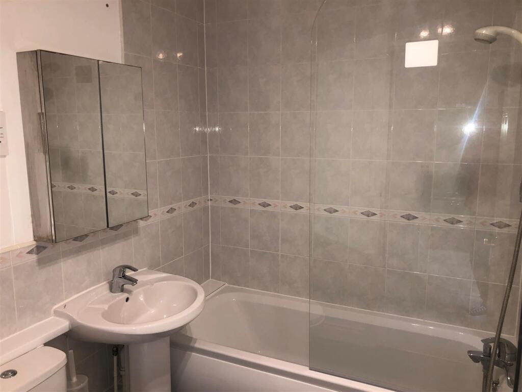 2GreenesEnsuite.jpg