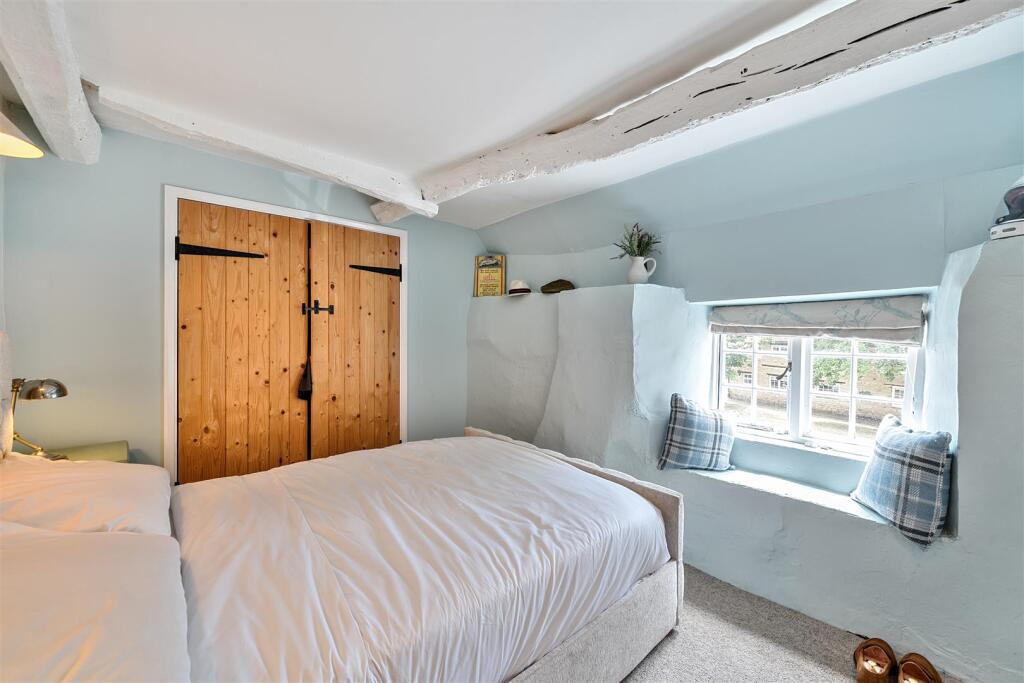 19 High Street, Greens Norton