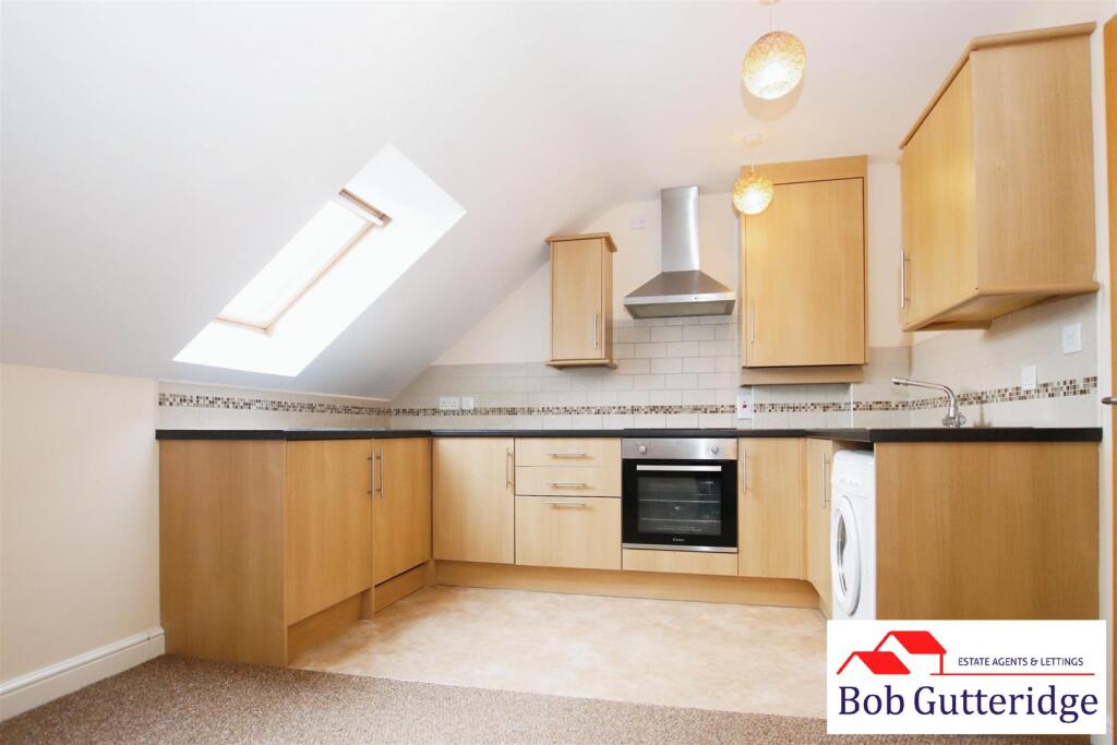 OPEN PLAN LOUNGE/FITTED KITCHEN