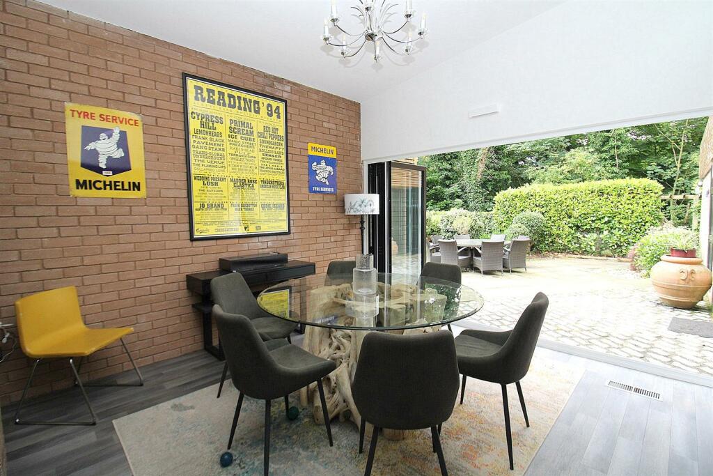 DINING ROOM.JPG