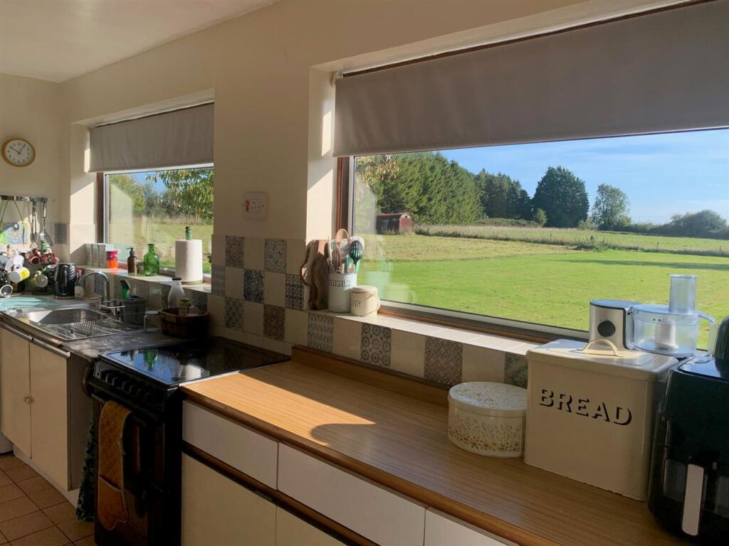 Kitchen 2.jpg
