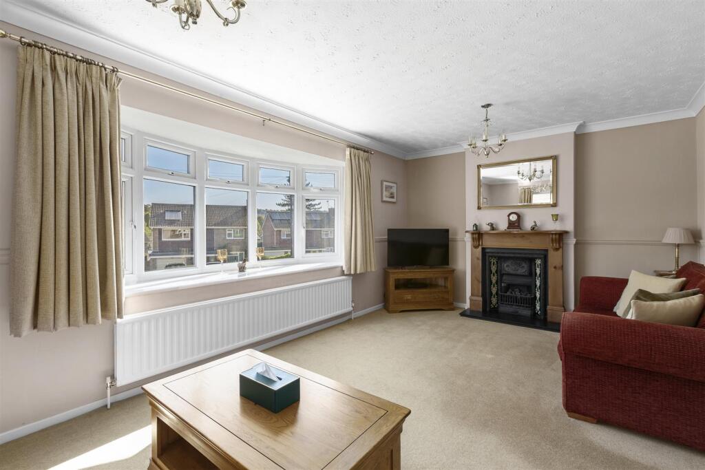 11 Calverley Crescent, HP13 5EU NEW-8.jpg