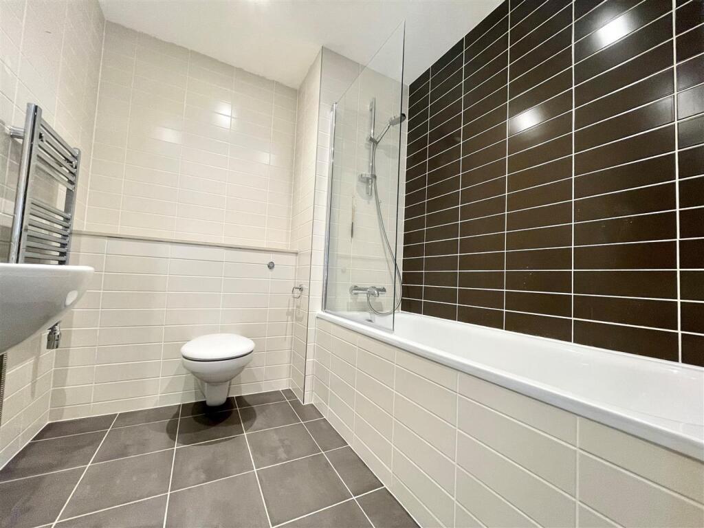 Main Bath.jpg