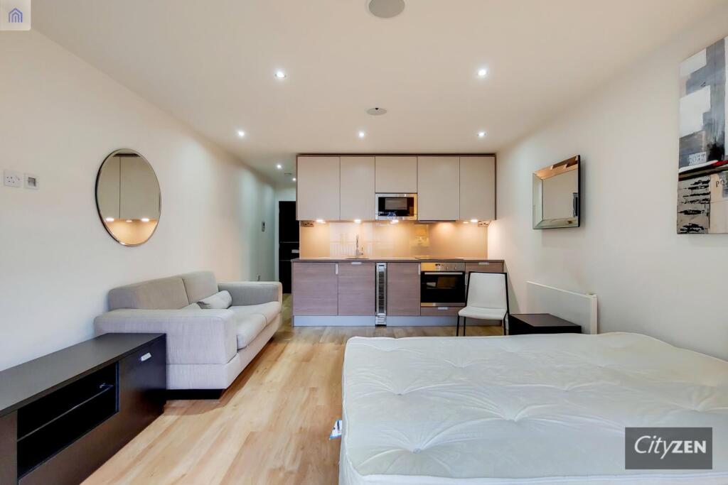 STUDIO ROOM