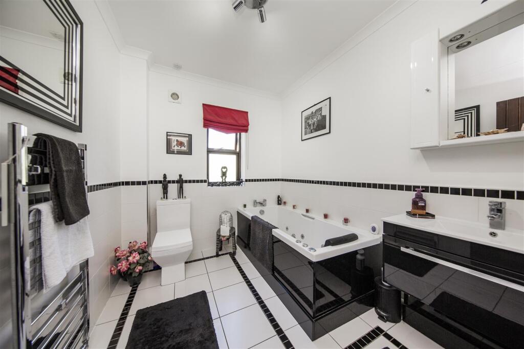 Luxury Main Bathroom