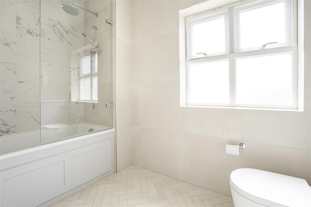 MAIN BATHROOM (PIC 2)