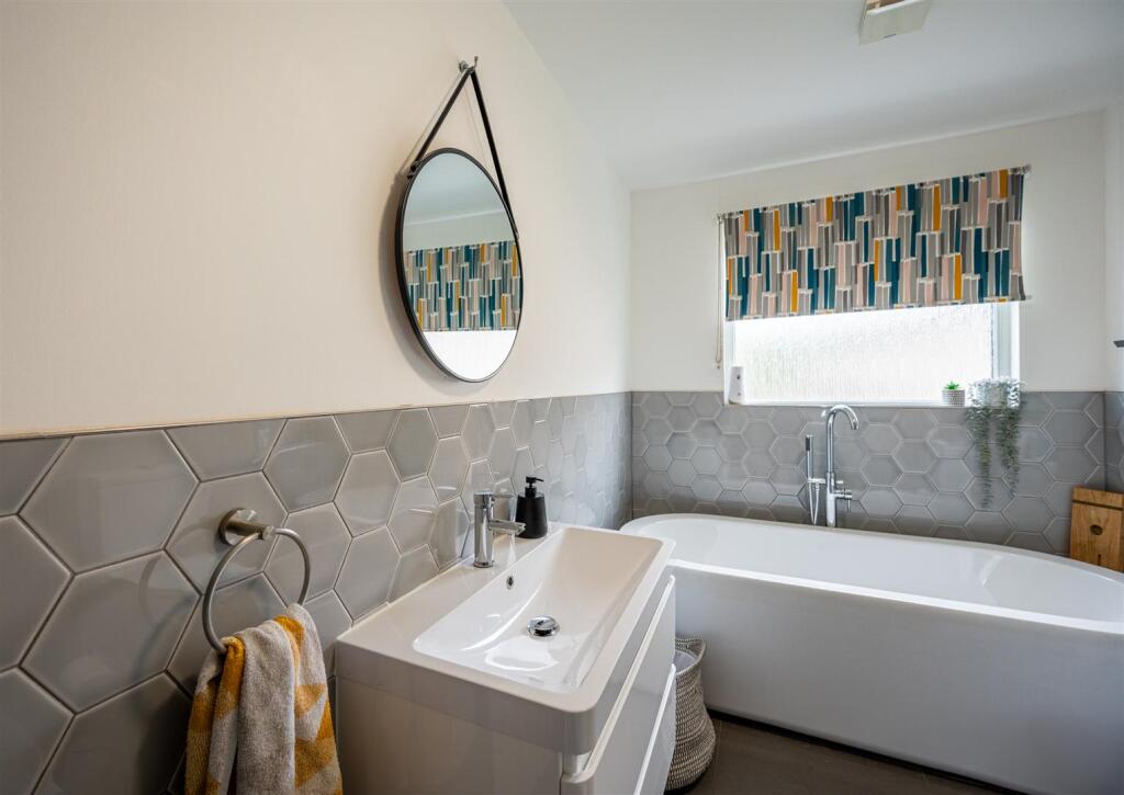 Bathroom (1).jpg