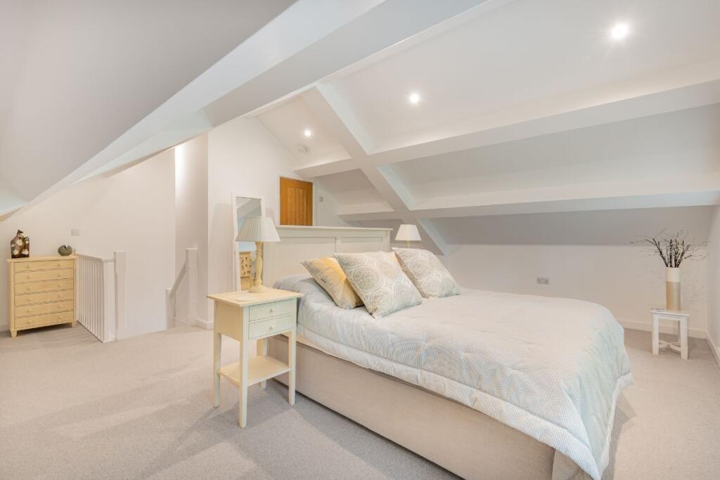 Guest Suite (Above garage)