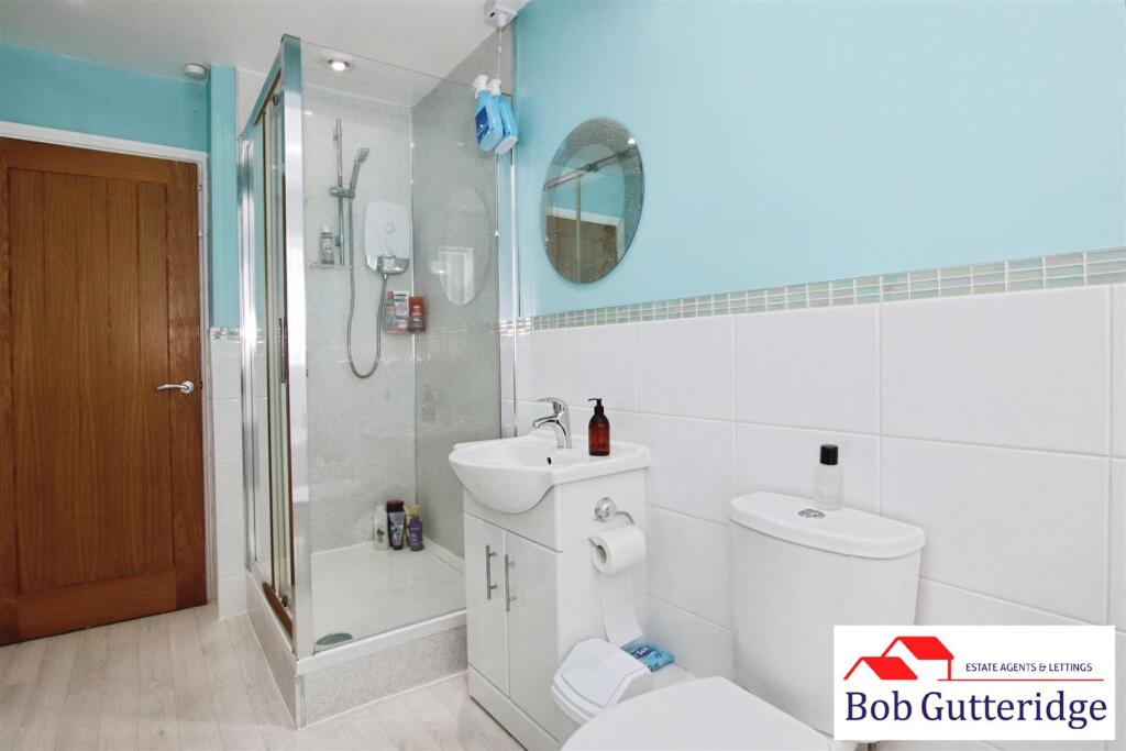 FIRST FLOOR BATHROOM