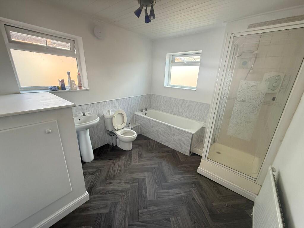 Bathroom (g)