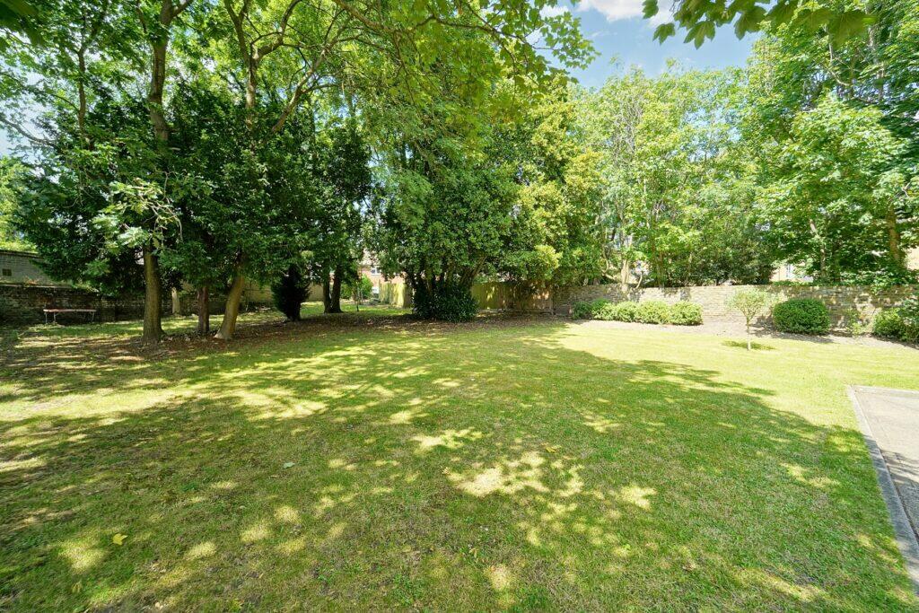 Wyndham Lodge, 24, The Grove, Isleworth - Manicured Garden