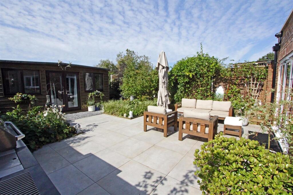 IMG_3658 patio garden.jpg
